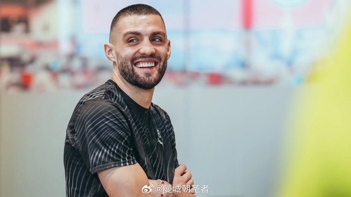 关于集结日体能课后，洛杉矶湖人队长鼓劲备战欧冠，引发热议，赛程密集仍需轮换的信息